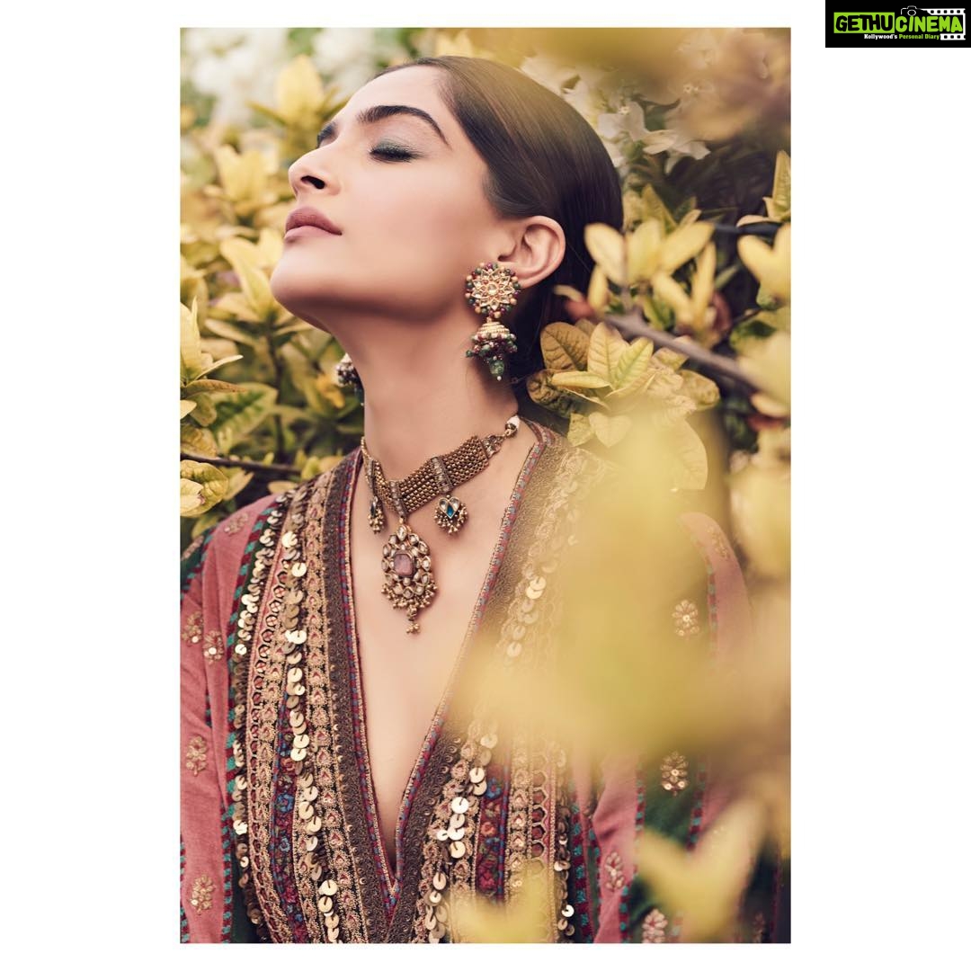 Sonam Kapoor Instagram - I can feel the ☀️ @sabyasachiofficial 💎 @kapoor.sunita STYLE @rheakapoor @spacemuffin27 💄 @artinayar 💇♀️ @alpakhimani 📸 @thehouseofpixels
