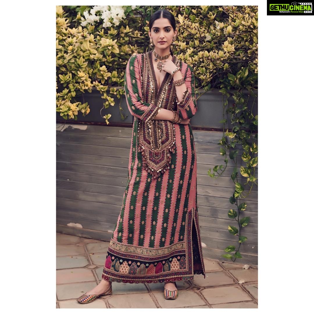 Sonam Kapoor Instagram - Flower child @sabyasachiofficial 💎 @kapoor.sunita STYLE @rheakapoor @spacemuffin27 💄 @artinayar 💇♀️ @alpakhimani 📸 @thehouseofpixels