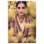 Sonam Kapoor Instagram - Flower child @sabyasachiofficial 💎 @kapoor.sunita STYLE @rheakapoor @spacemuffin27 💄 @artinayar 💇‍♀️ @alpakhimani 📸 @thehouseofpixels