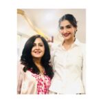 Sonam Kapoor Instagram - Happy mamas day to the most elegant, kind and loving person I know... I love you mom.. thanks fo being so selfless. Anand and I are together because of your prayers and blessings.. love you lots ! @priya.ahuja27 @priya27ahuja