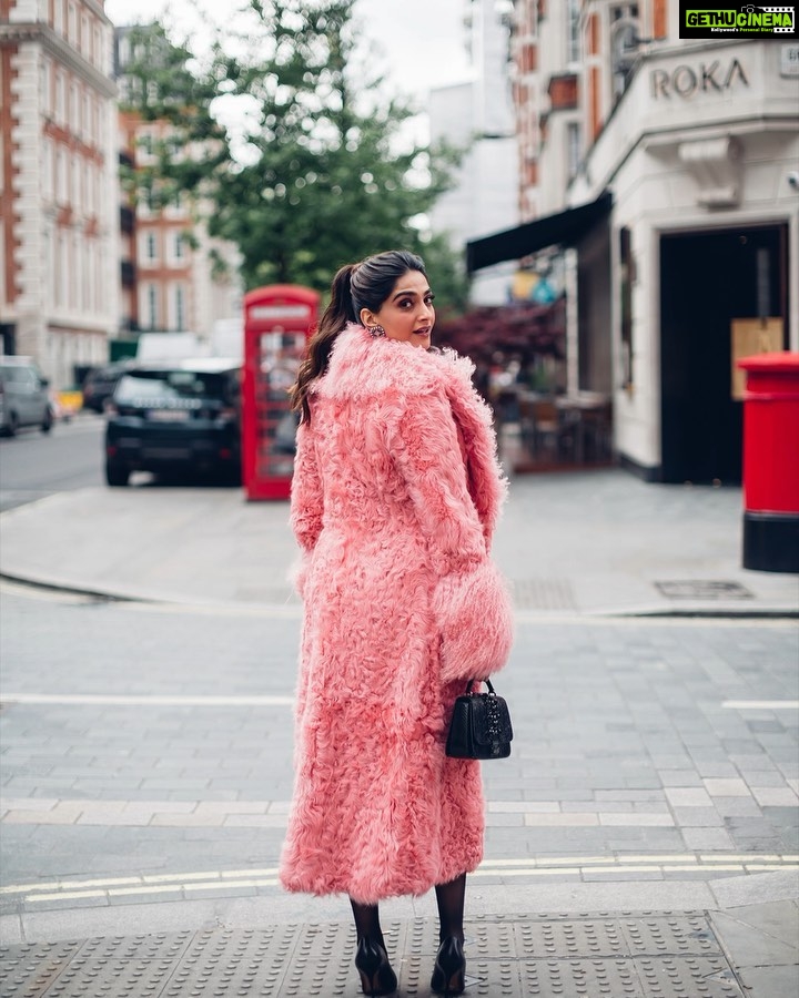Sonam Kapoor Instagram - Hello hello! Ready to cheerfully take on the world! 👗 @michaelkors 💎 @amrapalijewels @vogueindia @priyankaskhanna @deepikagehani thanks for organising an amazing morning! 🎥 @moeez 💄 @mallika_bhat 💇♀️ @aamirnaveedhair Michael Kors Collection
