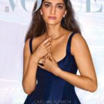 Sonam Kapoor Instagram – Catching up with my friends at Vogue in London this July! Cover Shot by the incredible Mariano Vivanco. 📸 @marianovivanco 👗@oliver_volquardsen Fashion direction @priyankarkapadia ✍️ @rad.seth 💇‍♀️ @Dayaruci 💄 @lisaeldridgemakeup production @mad_prod London, United Kingdom