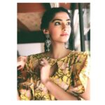 Sonam Kapoor Instagram – Look at the stars 
Look how they shine for you 
And everything you do 
Yeah they were all yellow…
#Yellow #stars #floral #SundayFunday