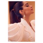 Sonam Kapoor Instagram - Padman, veerediwedding, sanju are all special films. Thank you so much @filmfare for recognising and rewarding my choices. Outfit - @ezracouture Earings - @sabooatajsk Hair - @bbhiral Make up - @artinayar Styling - @rheakapoor Assisted by - @manishamelwani @vani2790 @prernakhushalani 📸 - @thehouseofpixels #filmfareawards2019 #filmfareawards #filmfaremiddleast #Dubai #dubaifashion