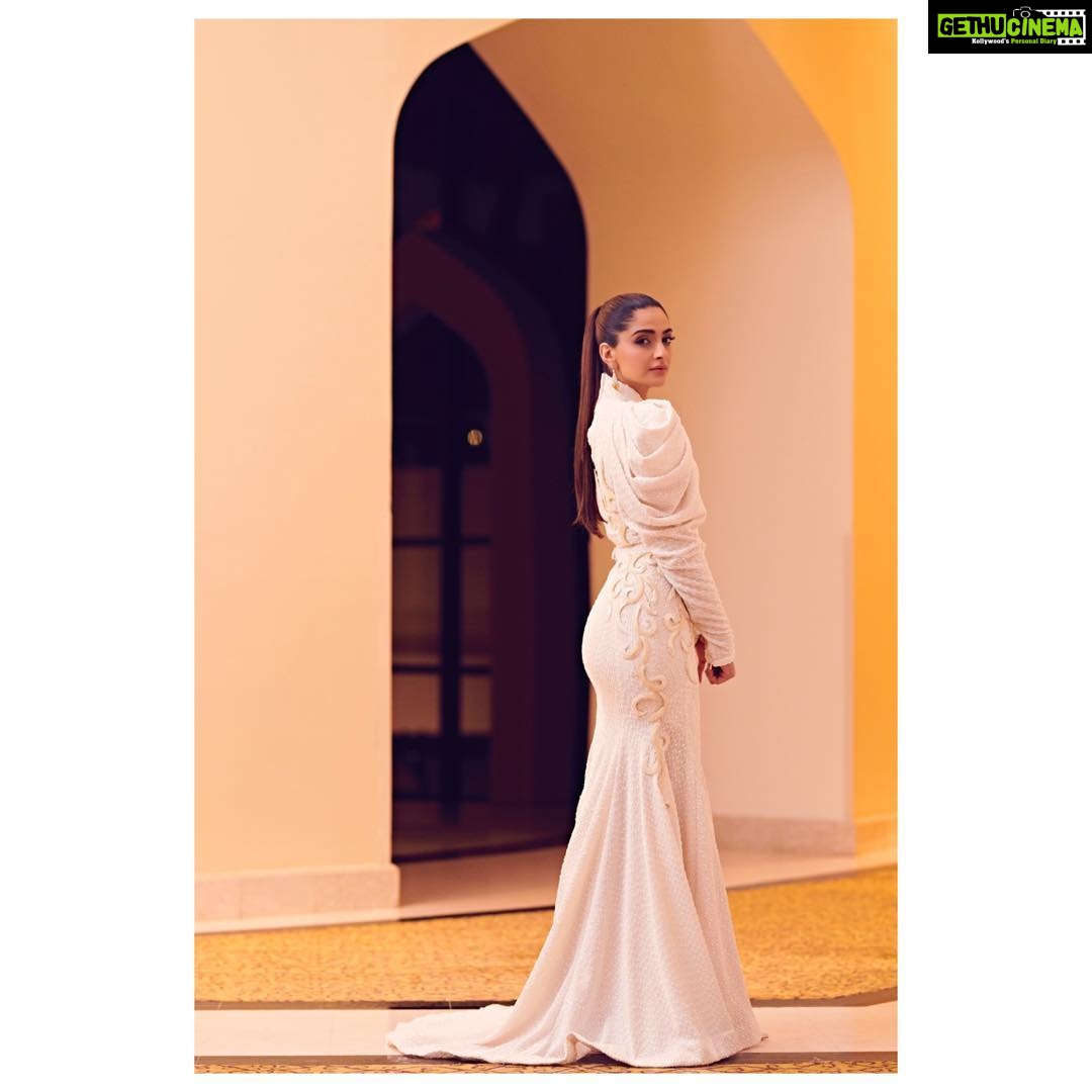 Sonam Kapoor Instagram - Every award given is a validation to do good work and strive to work harder to break boundaries through my ART. Outfit - @ezracouture Earings - @sabooatajsk Hair - @bbhiral Make up - @artinayar Styling - @rheakapoor Assisted by - @manishamelwani @vani2790 @prernakhushalani đ¸ - @thehouseofpixels #filmfareawards2019 #filmfareawards #filmfaremiddleast #Dubai #art