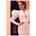 Sonam Kapoor Instagram - Thanks filmfare for awarding my work.. Outfit - @ezracouture Earings - @sabooatajsk Hair - @bbhiral Make up - @artinayar Styling - @rheakapoor Assisted by - @manishamelwani @vani2790 @prernakhushalani 📸 - @thehouseofpixels #filmfareawards2019 #filmfareawards #filmfaremiddleast #Dubai #workhard