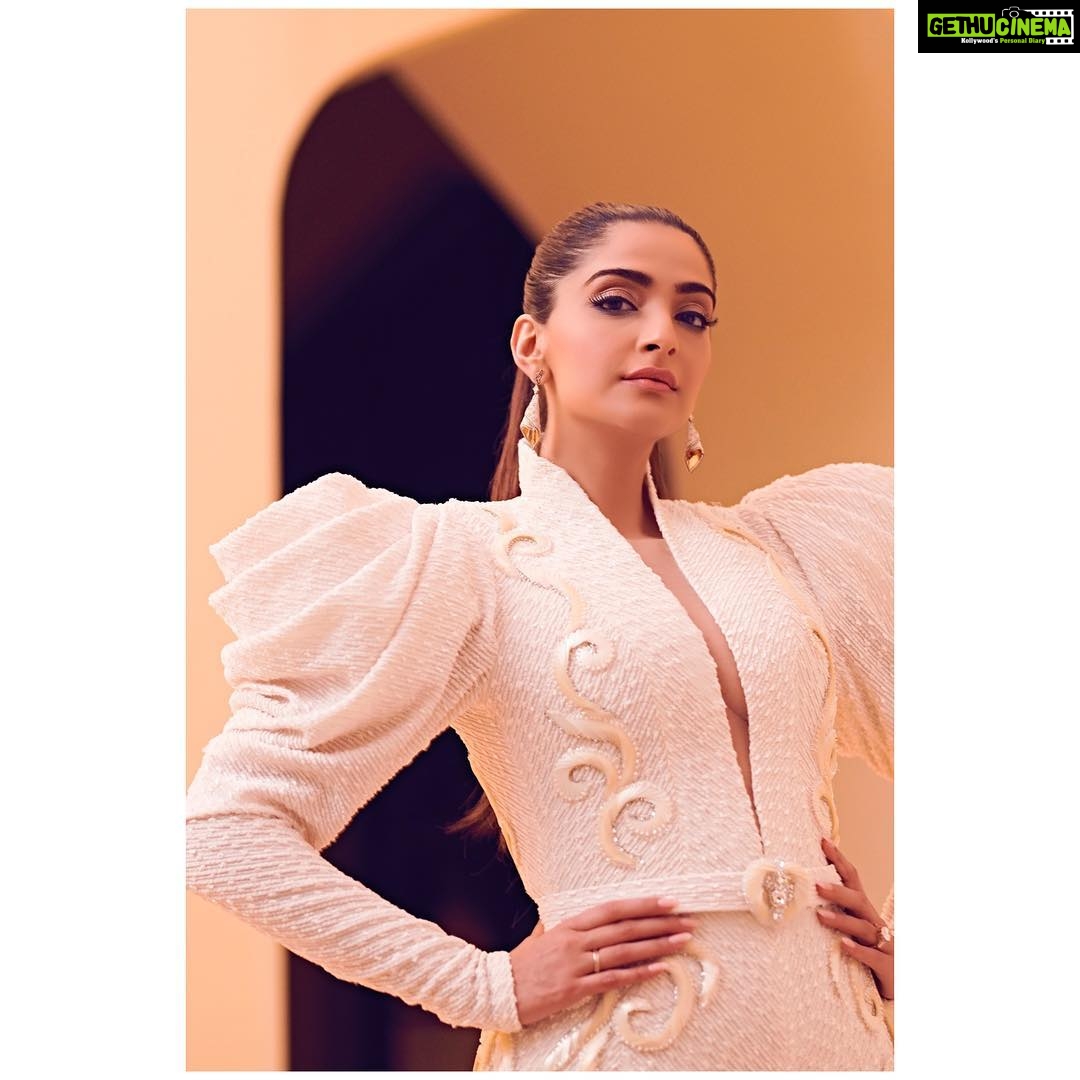 Sonam Kapoor Instagram - For the @filmfare awards Middle East! Outfit - @ezracouture Earings - @sabooatajsk Hair - @bbhiral Make up - @artinayar Styling - @rheakapoor Assisted by - @manishamelwani @vani2790 @prernakhushalani ๐ธ - @thehouseofpixels #filmfareawards2019 #filmfareawards #filmfaremiddleast #Dubai Gulf of Oman