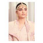 Sonam Kapoor Instagram – Eyes on the dreams of tomorrow

@fashiontrustarabia #FTA #QatarCreates
Outfit: @anamikakhanna.in
Jewellery: @kapoor.sunita
Hair: @bbhiral
Make up: @artinayar
Styling: @rheakapoor
Assisted by: @manishamelwani @vani2790 @sanyakapoor
📸: @thehouseofpixels