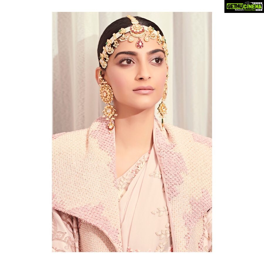 Sonam Kapoor Instagram - Eyes on the dreams of tomorrow @fashiontrustarabia #FTA #QatarCreates Outfit: @anamikakhanna.in Jewellery: @kapoor.sunita Hair: @bbhiral Make up: @artinayar Styling: @rheakapoor Assisted by: @manishamelwani @vani2790 @sanyakapoor ๐ธ: @thehouseofpixels