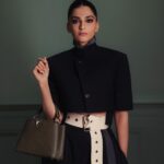 Sonam Kapoor Instagram – “Strong women don’t have ‘attitudes’, we have standards.” — Marilyn Monroe  #LVCapucines 
@louisvuitton

Outfit & Bag @louisvuitton 
Hair @dayaruci 
Makeup @joeyjoeychoy 
Stylist @nikhilmansata 
PR @chandnimodha_
Assistant @paulinaplandowska
Stylist assistant @vedz.Sharma
Photographer @bypip London, United Kingdom