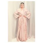 Sonam Kapoor Instagram – Beyond boundaries of language, culture and fashion
@fashiontrustarabia #FTA #QatarCreates
Outfit: @anamikakhanna.in
Jewellery: @kapoor.sunita
Hair: @bbhiral
Make up: @artinayar
Styling: @rheakapoor
Assisted by: @manishamelwani @vani2790 @sanyakapoor
📸: @thehouseofpixels