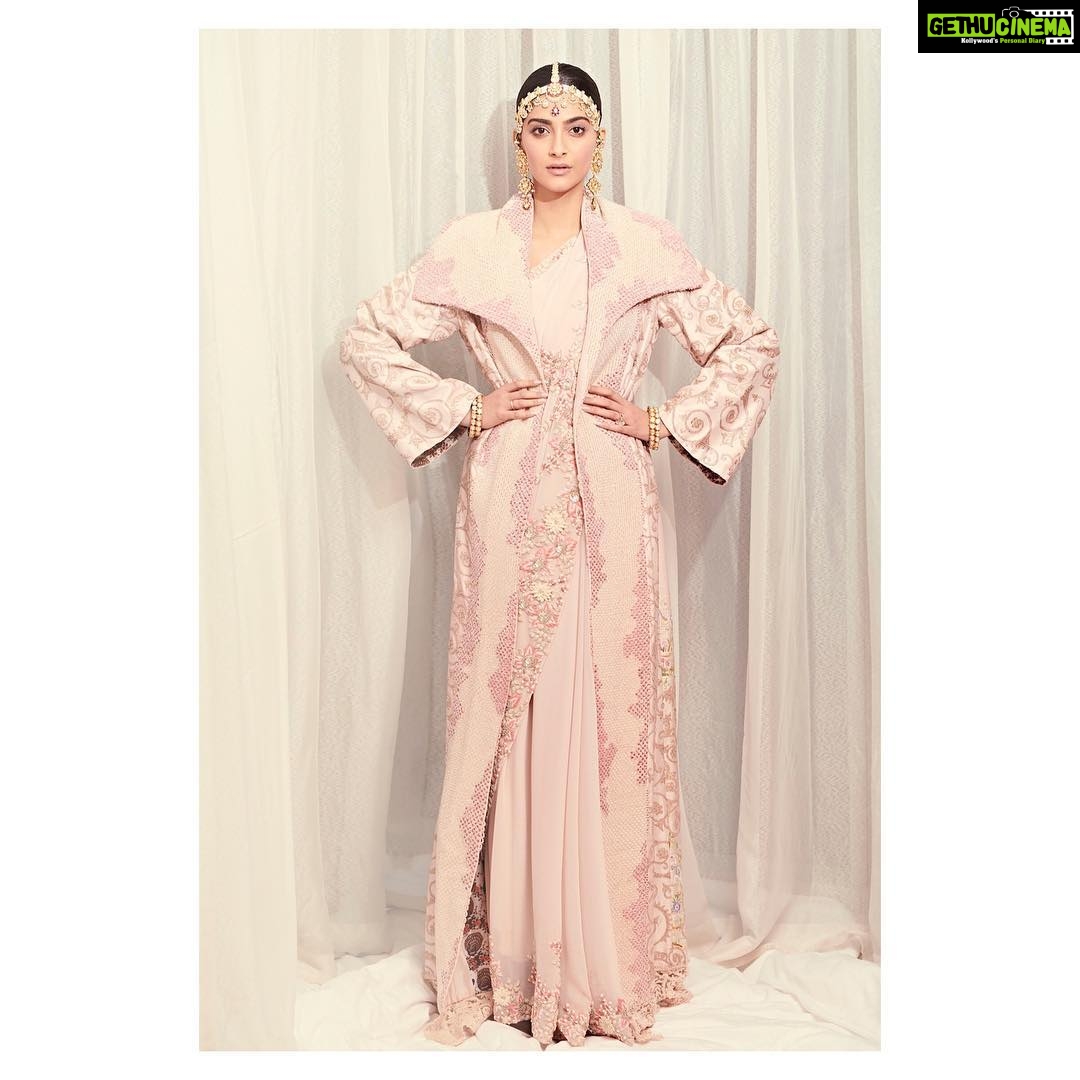 Sonam Kapoor Instagram - Beyond boundaries of language, culture and fashion @fashiontrustarabia #FTA #QatarCreates Outfit: @anamikakhanna.in Jewellery: @kapoor.sunita Hair: @bbhiral Make up: @artinayar Styling: @rheakapoor Assisted by: @manishamelwani @vani2790 @sanyakapoor 📸: @thehouseofpixels