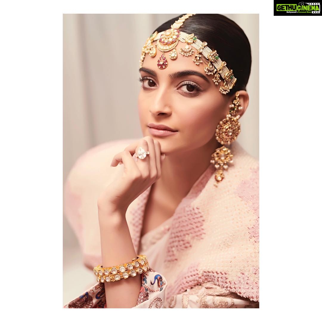 Sonam Kapoor Instagram - It was very hard to choose and judge amongst such talented people. According to me, everyone was a winner. Thank you HH @mozabintnasser and HH @almayassabnthamad for such wonderful hospitality. @fashiontrustArabia and #taniafares for an incredible initiative and hospitality you guys are breaking boundaries! It’s was a truly special experience. #FTA #QatarCreates Outfit: @anamikakhanna.in Jewellery: @kapoor.sunita Hair: @bbhiral Make up: @artinayar Styling: @rheakapoor Assisted by: @manishamelwani @vani2790 @sanyakapoor 📸: @thehouseofpixels