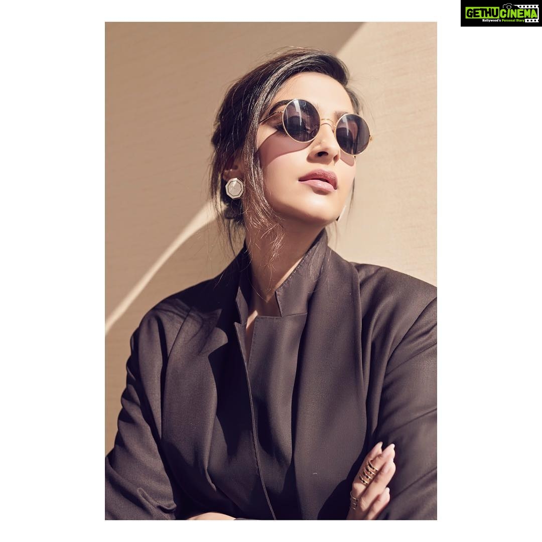 Sonam Kapoor Instagram - Ace of Spades♠️ @fashiontrustarabia #FTA Outfit: @envelope1976 Earrings and hair accessories: @satat_sustainable Shoes: @aquazzura Hair: @bbhiral Make up: @artinayar Styling: @rheakapoor Assisted by: @manishamelwani @vani2790 @sanyakapoor 📸: @thehouseofpixels