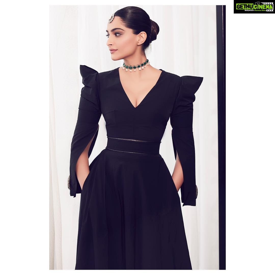 Sonam Kapoor Instagram - @fashiontrustarabia @nmoqatar thank you for a spectacular evening and such splendid hospitality.. Doha