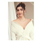 Sonam Kapoor Instagram – Stop and smell the roses 🌹
#ChopardLovesNature #ChopardParfumsIndia

Dress: @daniellefrankelstudio
Hair: @bbhiral 
Makeup: @artinayar 
Styled by : @rheakapoor 
Assisted by : @spacemuffin27 @vani2790 @manishamelwani @sanyakapoor
@riidawg
📷: @thehouseofpixels