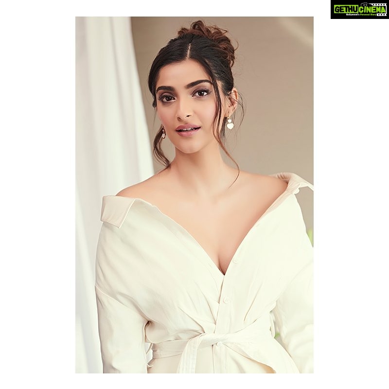 Sonam Kapoor Instagram - Stop and smell the roses 🌹 #ChopardLovesNature #ChopardParfumsIndia Dress: @daniellefrankelstudio Hair: @bbhiral Makeup: @artinayar Styled by : @rheakapoor Assisted by : @spacemuffin27 @vani2790 @manishamelwani @sanyakapoor @riidawg 📷: @thehouseofpixels