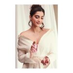 Sonam Kapoor Instagram - So happy to be part of Chopard Parfums’ journey to sustainability, the rose and lemon ingredients are naturally sourced products that feel light and fresh against my skin. Which gives me that fresh happy feeling when you wear the fragrance. #HappyChopard #ChopardLovesNature #ChopardParfumsIndia @Chopard Dress: @daniellefrankelstudio Jewels: @chopard Hair: @bbhiral Makeup: @artinayar Styled by : @rheakapoor Assisted by : @spacemuffin27 @vani2790 @manishamelwani @sanyakapoor @riidawg 📷: @houseofpixels