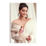 Sonam Kapoor Instagram – So happy to be part of Chopard Parfums’ journey to sustainability, the rose and lemon ingredients are naturally sourced products that feel light and fresh against my skin. Which gives me that fresh happy feeling when you wear the fragrance.

#HappyChopard #ChopardLovesNature #ChopardParfumsIndia @Chopard
Dress: @daniellefrankelstudio
Jewels: @chopard
Hair: @bbhiral 
Makeup: @artinayar 
Styled by : @rheakapoor 
Assisted by : @spacemuffin27  @vani2790 @manishamelwani @sanyakapoor
@riidawg
📷: @houseofpixels