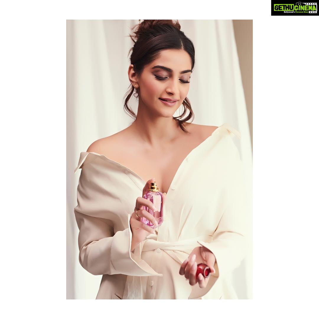 Sonam Kapoor Instagram - So happy to be part of Chopard Parfums’ journey to sustainability, the rose and lemon ingredients are naturally sourced products that feel light and fresh against my skin. Which gives me that fresh happy feeling when you wear the fragrance. #HappyChopard #ChopardLovesNature #ChopardParfumsIndia @Chopard Dress: @daniellefrankelstudio Jewels: @chopard Hair: @bbhiral Makeup: @artinayar Styled by : @rheakapoor Assisted by : @spacemuffin27 @vani2790 @manishamelwani @sanyakapoor @riidawg 📷: @houseofpixels