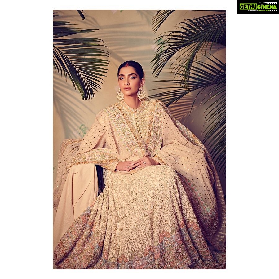 Sonam Kapoor Instagram - Inheritance, An Ode to the Textiles and Embroideries of India' by @abujanisandeepkhosla in aid of Cancer Patients Aid Association @cpaaindia Make up :@artinayar Hair: @bbhiral 📸: @thehouseofpixels @riidawg #cpaaindia #abujanisandeepkhosla #fashionforacause #inheritance