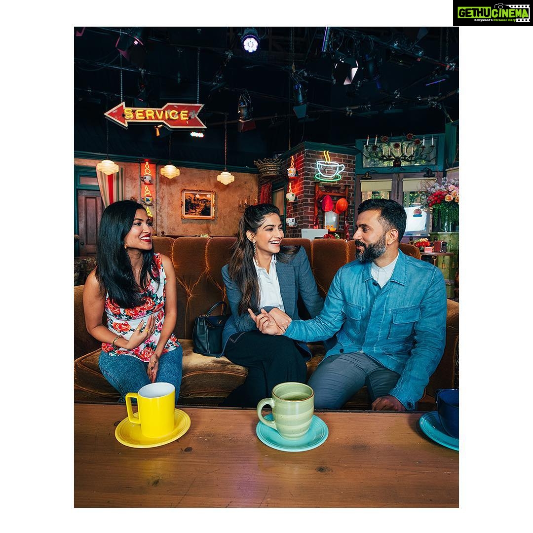 Sonam Kapoor Instagram - Can you guess what Chandler’s middle name was? 😉 Good times testing our #Friends IQ with the lovely @vidyavox at @wbtourhollywood in @discoverLA 🤩 Tap link in bio to see everything we did in LA! #discoverLA