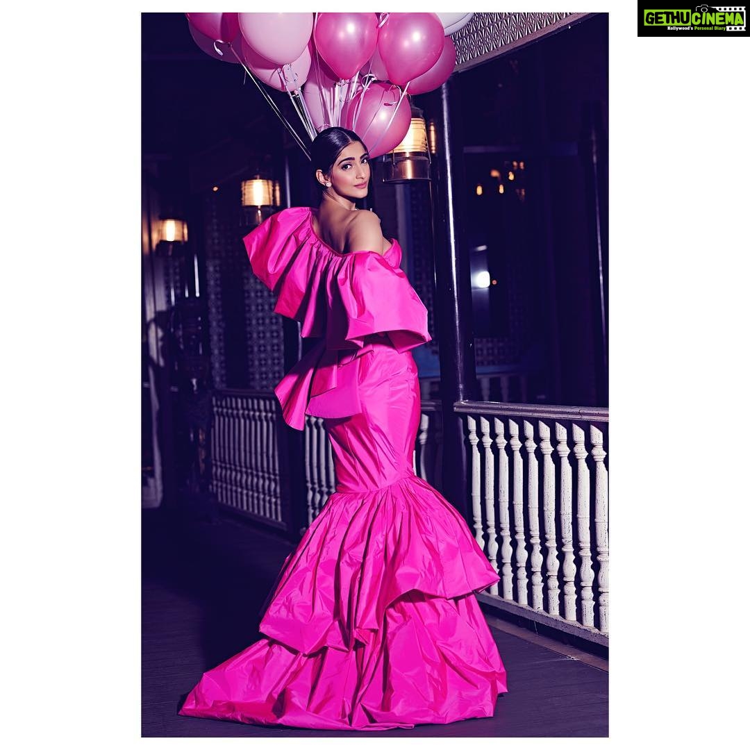 Sonam Kapoor Instagram - Candy Crush! 🍬 For The 64th @Filmfare Awards Outfit: @ralphandrusso HMU: @namratasoni Styled: @rheakapoor assisted by: @vani2790 @manishamelwani Photos: @thehouseofpixels Art Direction: @riidawg #filmfare2019 #filmfareawards #vimalfilmfareawards #prettyinpink