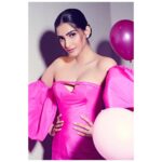 Sonam Kapoor Instagram - More pink Sonam? Yes please! 🙋🏻‍♀️ For The 64th @Filmfare Awards Outfit: @ralphandrusso HMU: @namratasoni Styled: @rheakapoor assisted by: @vani2790 @manishamelwani Photos: @thehouseofpixels Art Direction: @riidawg #filmfare2019 #filmfareawards #vimalfilmfareawards #prettyinpink