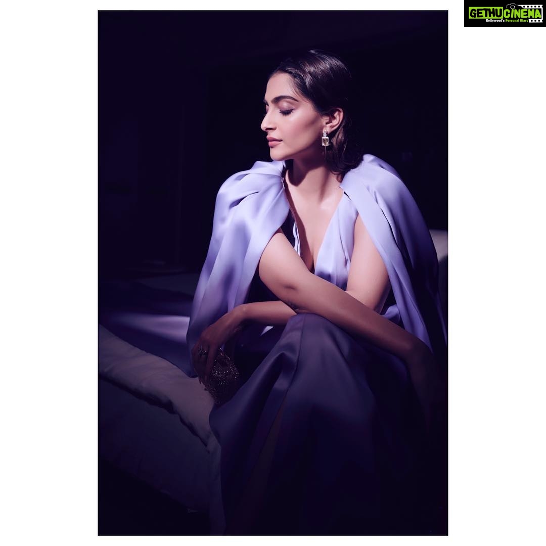Sonam Kapoor Instagram - Outfit - @maisonyeya Earings and ring - @diagoldbyvardagoenka Clutch - @jimmychoo Hair - @bbhiral Make up - @artinayar Styling - @rheakapoor 📸 - @thehouseofpixels