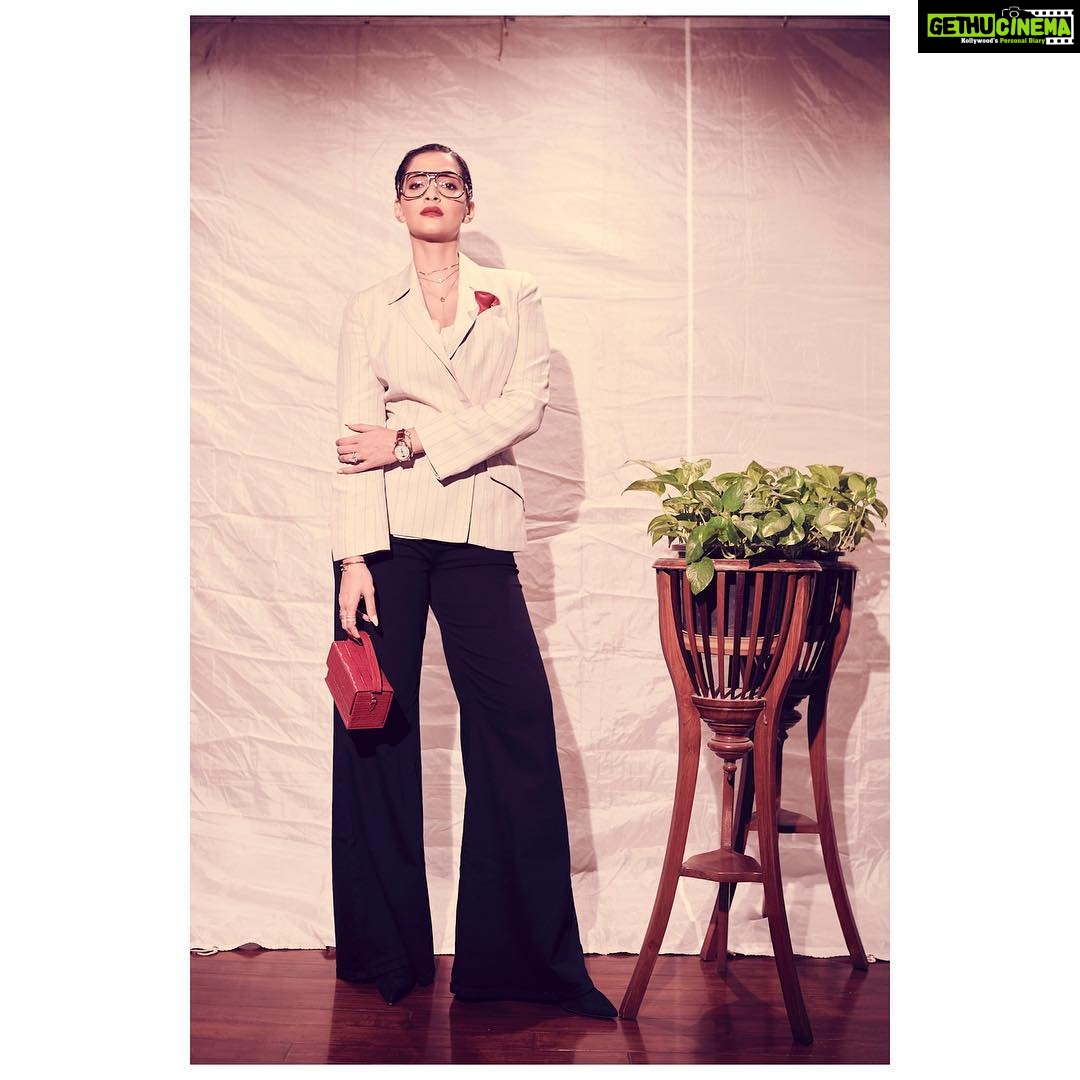 Sonam Kapoor Instagram - Blazer and waist coat - @manfredthierrymugler Jeans - @frame Earrings - @diosajewels Necklaces - @bansrimehtadesign and @h.ajoomal Rings - @gehnajewellers1 Bag - @lilianafshar Hair - @bbhiral Make up - @artinayar Styling - @rheakapoor 📸 - @thehouseofpixels Juhu, Maharashtra, India