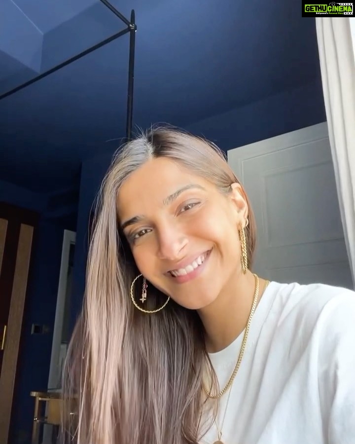 Sonam Kapoor Instagram - All celebrations take on a new meaning when there’s good food involved. 😉😍 This #FathersDay, although far apart, we’re doing things #myfathersway — in true foodie fashion!👨👧🍔 Happy Father’s Day, Dad. ❤️✨ Thank you @thegiftstudioofficial @naturesbasket for making #fathersday2021 a delicious one! 💫💕 #thoughfulgifting