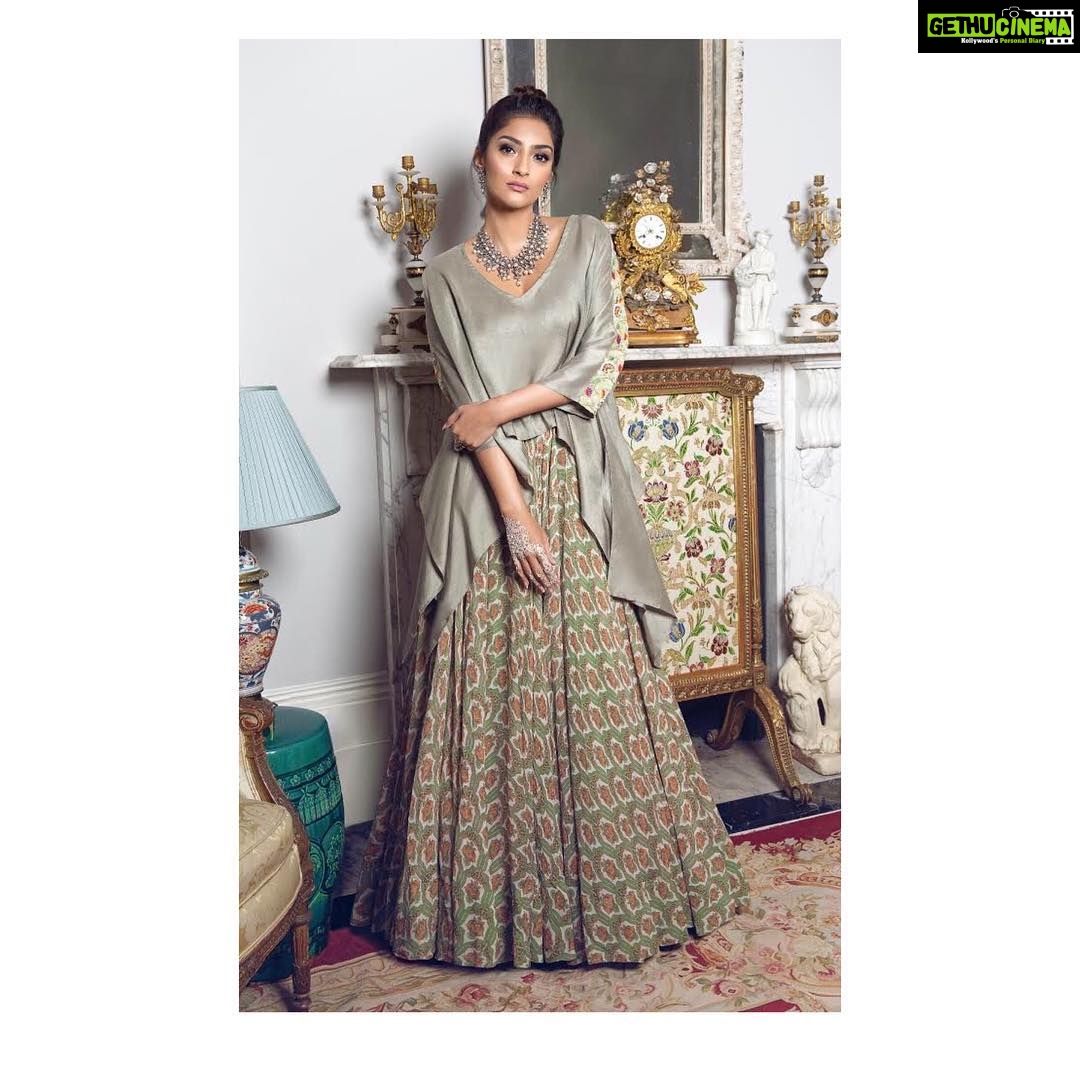Sonam Kapoor Instagram - ASIANA WEDDING INTERNATIONAL SPRING 2019 ISSUE @asiana_wedding_international Creative Direction: @kanizali Coordinator: @nazchoudhury Photography @marcusvalance Make Up/Styling @kanizali Hair @bbhiral Outfit by @anamikakhanna.in @aashniandco Jewellery by @amrapalijewels Henna @kamkumar CEO of Asiana Wedding International @ashok.dhawan