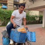 Sonu Sood Instagram – Free home delivery. 
1 bread free with every 10 eggs 🚚 😜#supermarket #supportsmallbusiness