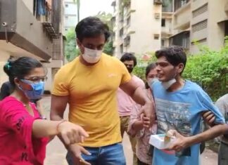Sonu Sood Instagram - It’s heartbreaking to see people suffer all over the nation, although Covid-19 cases have reduced , the situation of numerous families still remains grim. Met Abhishek who has lost his hearing and is still undergoing treatment. Deeply touched by his love and praying for his speedy recovery. I urge people to come forward, we, together can help them overcome these difficult times 🙏