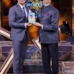 Sonu Sood Instagram - What a way to begin the New Year. Here I am with one of India’s most admired & loved men—Amitji🙏 catch us at 9pm tonight on KBC unveiling my book, I’m no Messiah🙏 Here’s to happy beginnings for everyone around the global fraternity. Keep doing what you do best❤️