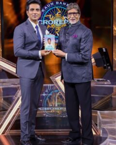Sonu Sood Instagram - What a way to begin the New Year. Here I am with one of India’s most admired & loved men—Amitji🙏 catch us at 9pm tonight on KBC unveiling my book, I’m no Messiah🙏 Here’s to happy beginnings for everyone around the global fraternity. Keep doing what you do best❤️