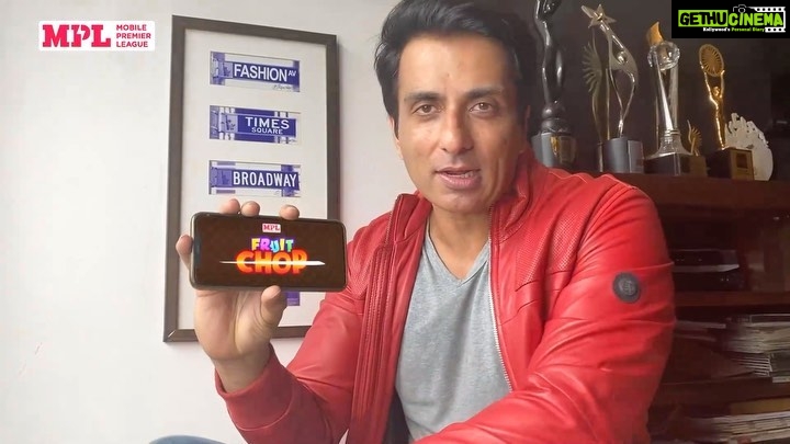 Sonu Sood Instagram - Mobile phone par game khelna pasand hai? Aur aise hi games khel kar paise jeetna mumkin ho toh? Ji Haan, mumkin hai. Download karo MPL app, jisme 50 se bhi zyaada games hain, aur har game Mein inaam jeetne ka mauka. Ab apne gaming skills ka faayda uthao! Abhi download Karo www.mpl.live se