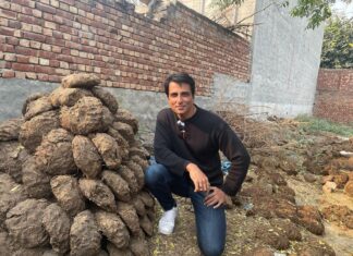 Sonu Sood Instagram - Mere Punjab Di Mitti Di Khushbu ❤️ ( ps: Cow dung/Gobar /paathi❤️)