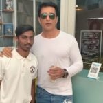 Sonu Sood Instagram - “HEIGHT” of misconception🤭😜 with my brother @thegreatkhali in our coffee shop @lovenlatte always a pleasure meeting u my brother. #tall #thinktall .