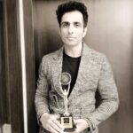 Sonu Sood Instagram – Thank you SOCIETY for the “Fitness Icon Of The Year Award “ 🙏🏆. Don’t know if I truly deserve it but It motivates me more to stay on my toes and keep this fitness journey ON 💪#magna #society #fitnessjourney #fitnessmotivation #staystrong #stayfit @dhamankarashok @thesociety 🧥 @pankysoni #fitspo #fit #fitlife #fitmotivation