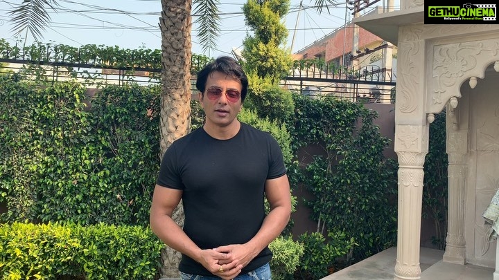 Sonu Sood Instagram - Such a pleasure meeting Ram, an employee, would say a family member of ours is whos been with us from past 40 years. Still the same humble soul . He used to drop me to my school on his bicycle š². Still have those memories ā¤ļø God bless him with best of health š #moga #memories