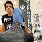 Sonu Sood Instagram – If fashion had an alternate name then it would be 1000 Degrees💕 @yusuf1000dx ! In love with the place. #yeezy #yeezypirateblack #fashion #fashionhub #fashionshoes #shoesaddict #boston