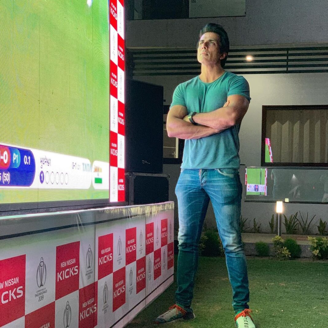 Sonu Sood Instagram - Nothing better than organising a screening of #icccricketworldcup2019 #indvspak match for the war veterans in your very home town Moga. #nissankicks