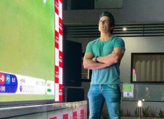 Sonu Sood Instagram - Nothing better than organising a screening of #icccricketworldcup2019 #indvspak match for the war veterans in your very home town Moga. #nissankicks