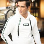 Sonu Sood Instagram – 💚 SATURDAY MOOD 💙 *Keep following me on @Helo_App*.