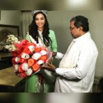 Srinidhi Ramesh Shetty Instagram - A Meet with Karnataka Chief Minister - An honor and a privilege. Sir, thank you for your time and blessings. Never thought I will be able to take a pic with you! 💖 #Karnataka #proudmoment #chiefminister #proudkannadiga 🤗 Hair & Make up @roshnisafir 💖 #MissSupranational #MissSupranational2016 #SrinidhiShetty #GlobalBeautiesGrandSlam #MissosologyBig5 #Malopolskaregion #KrynicaZdroj #HotelKrynica #india 💖