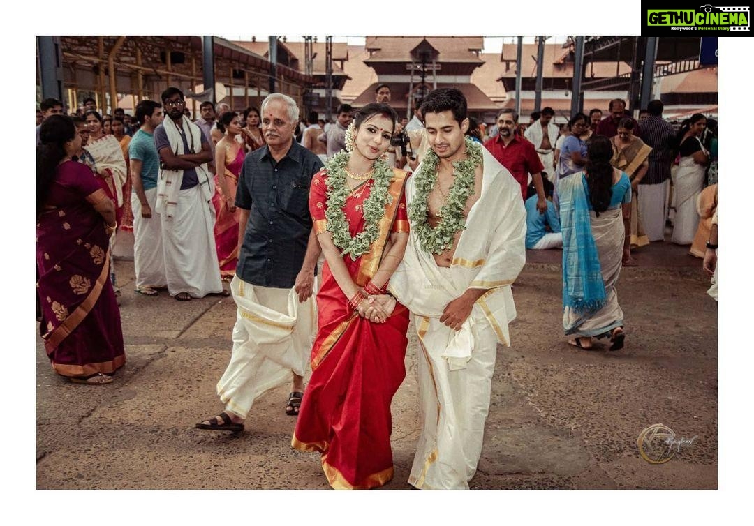 Sruthi Hariharan Instagram - So as you can see the blouse doubled up for both my sarees . Tradition demanded we change quickly .. so why not keep the blouse the same for a red saree and a white saree . Thank you @tejukranthi for that blouse ⤠@raamkumar.r đ Shot by @raghavstudios