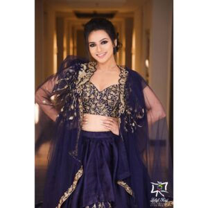 Sruthi Hariharan Instagram - A major throwback and a post long due . #kwaawards2018_ was an evening with a very inspiring ethos. What more do you expect when women come together in mutual appreciation, admiration and respect for one another. Huge shout out to all the Women Achievers and award winners from various fields; Founder/organiser of the event @spoorthi_vishwas, our very own Indian cricketer @vedakrishnamurthy7, multi faceted and beautiful @shwetharprasad, Designer and the very enterprising (who I am wearing btw) @mahitha_prasad , Friend and make up artiste @makeuphairbyvinyasahippla (who is the only reason I look like that in the pic above) - big hug . 
And finally cheers and lots of love to all the Women who make our lives better . 🤗

PC: @lohitrajkumar - finally we work together😌Thank you Lohith.
