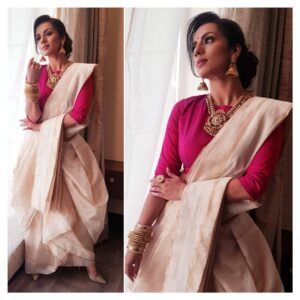 Sruthi Hariharan Instagram - Peaches . 
Saree from : @mintnoranges 
Styled by @bapatshweta 
Assisted by @shashwatichandrashekar and @snehagajula007 
Make up by @shivugowda2011 
Hairstyling by @ekiran00007 
All for @thejewelleryshow - if you like the jewellery you see - drop by Radisson Blu Plaza Hotel, Mysooru- on 22, 23 and 24 of this month for a one stop solution for all your jewelllery needs 🙂
#brandambassador #thejewelleryshow #goldanddiamonds