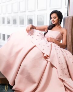 Sruthi Hariharan Instagram - Playing dress up for the 65th Jio @filmfare awards south 😊 
Designed by two girls I am mighty proud of- @shanvisri and @nisharakiran, their couture @manah_design - Thank you ladies for this gorgeousness .. Picture by my friend, critic and a guy who never fails to amaze me with the kind of person he is @kalyanyasaswi . Huge fan of his work too. 
Also working with @edwardmakeupartist for the first time and man was he fantastic with what he did - so Thank you Ed and Sweety for the MUP 
Accesories from @kalasha_finejewels 
Styled by @nisharakiran 
#awardsnight2018😊 #filmfaresouth #eveningslikethese #longwaytogo #Beautifulmanasugalu